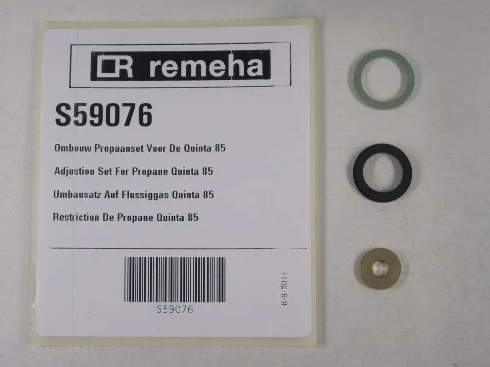 Remeha Umbausatz für Flüssiggas mit mehreren Dichtungen und einem Metallring auf Verpackung. Teil des Anpassungssets für bestimmte Modelle.